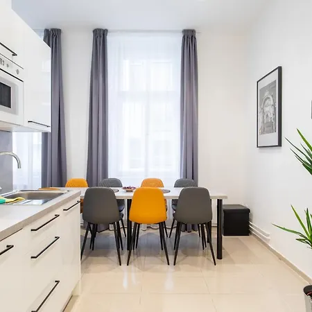 Spacious Near The River Daire Prag