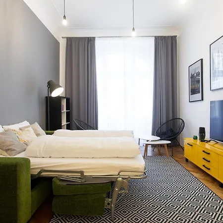 Daire Spacious Near The River Prag