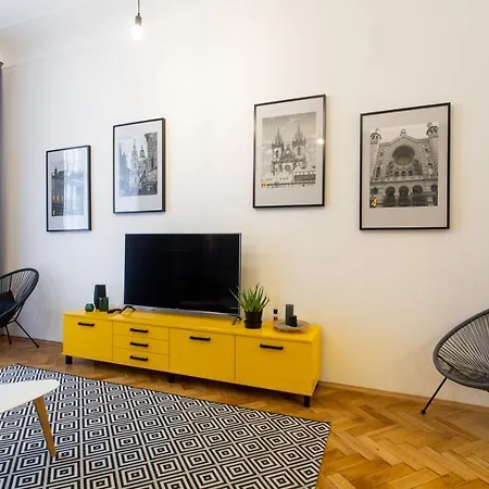 Daire Spacious Near The River Prag