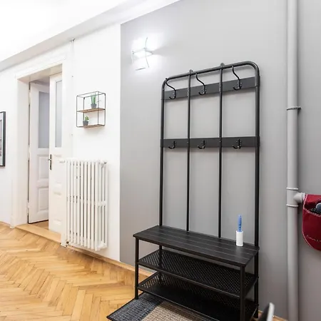 Spacious Near The River Prag