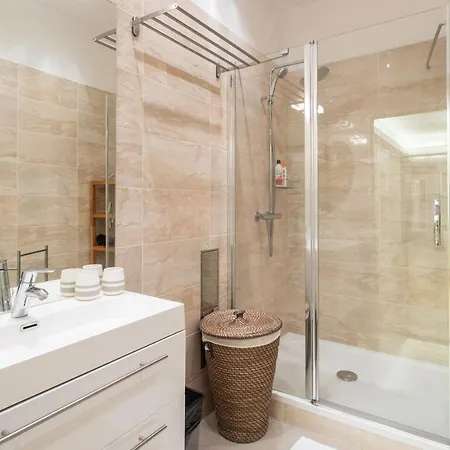 Spacious Near The River Prag