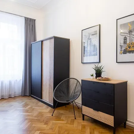 Spacious Near The River Prag
